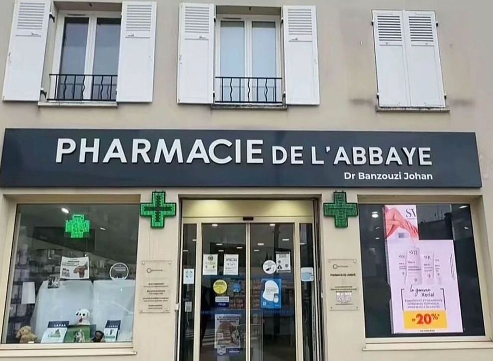Façade de la Pharmacie de l'Abbaye à Saint-Cyr-l'École